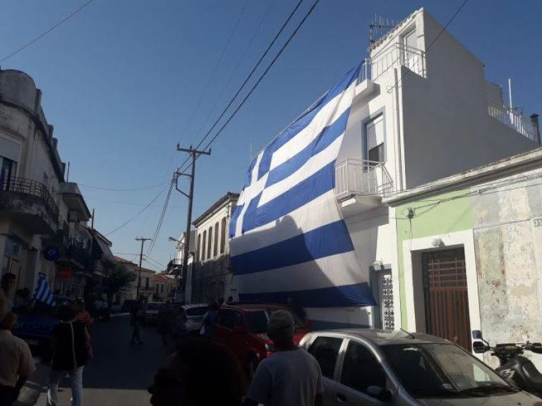 Οργή στους δρόμους της Σάμου – Διαμαρτυρία για την κατασκευή νέου κέντρου υποδοχής προσφύγων (Εικόνες)